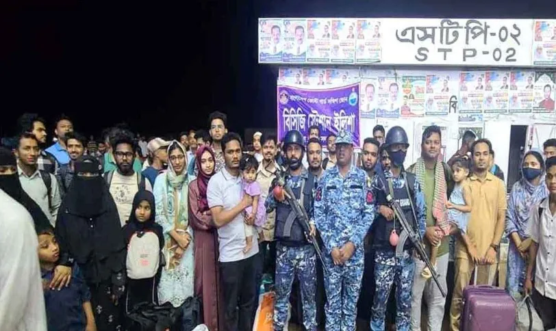 ঝড়ের কবলে আটকা লঞ্চ, শতাধিক যাত্রী উদ্ধার